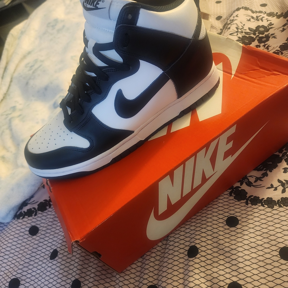 Nike Men's Black and White High-Top Sneakers
